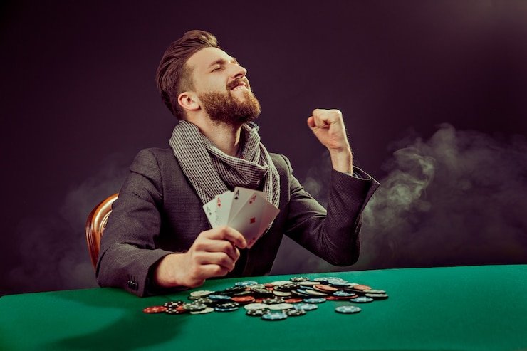 Kartu fitur dewapoker di tema gelap